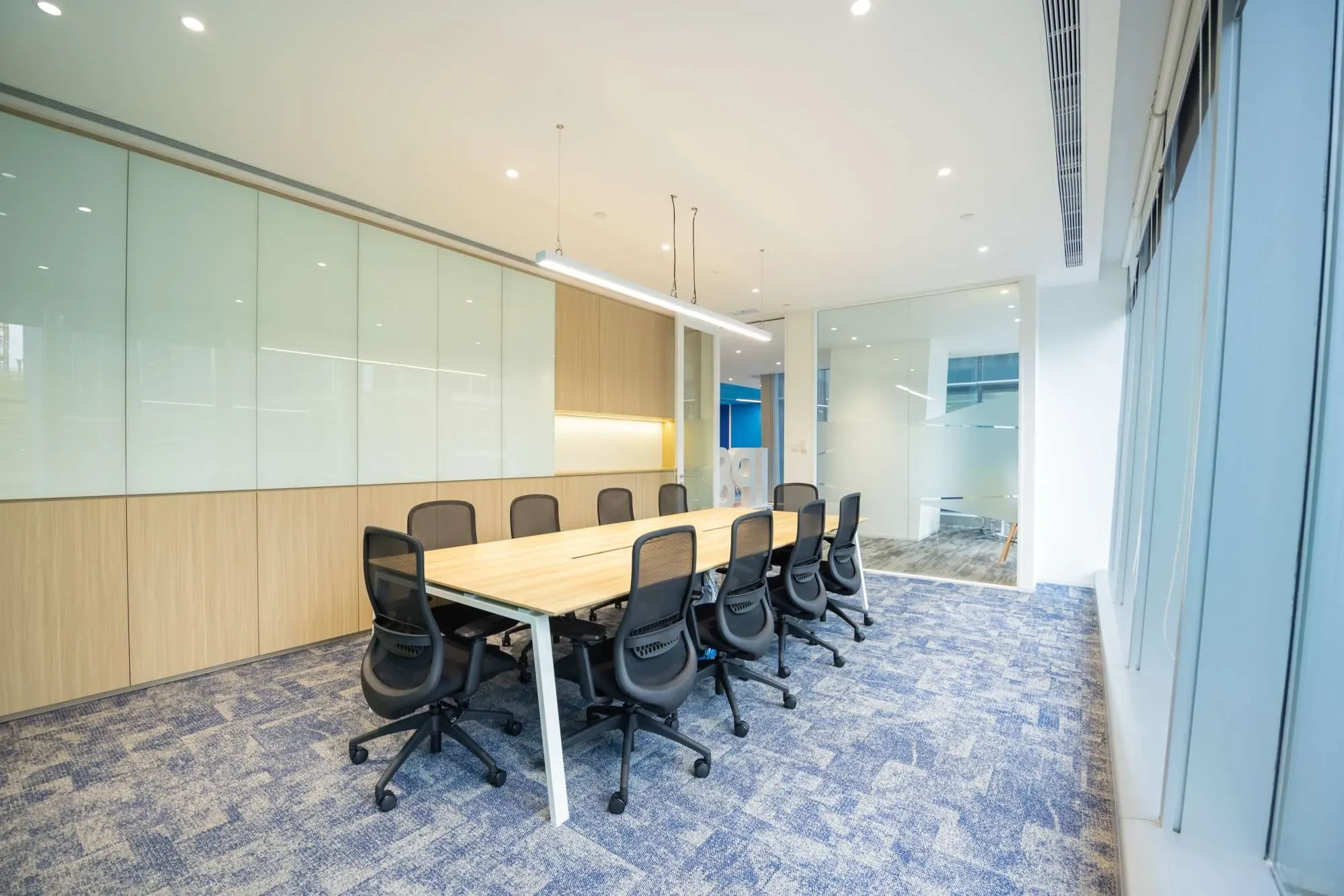 MJPM-designed office meeting room with daylight, glass partitions and integrated work settings